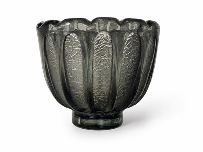 un bol en verre noir posé sur une surface blanche