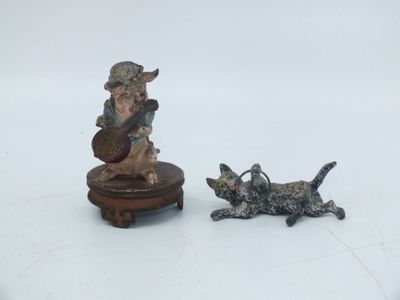 deux figurines représentant un garçon et un chat posées sur une table