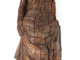statue en bois représentant une femme tenant un panier, sur fond blanc