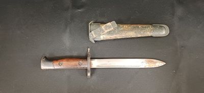 un couteau et un porte-couteau sur une table