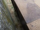 un banc en bois situé à côté d'une fontaine