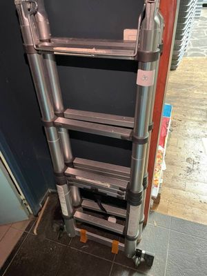 une échelle métallique appuyée contre un mur
