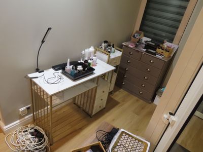 un bureau sur lequel est posé un ordinateur portable, dans un coin de la pièce