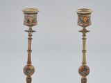 paire de bougeoirs anciens en laiton ornés de motifs floraux peints