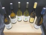 six bouteilles de vin dans un coffret en bois sur une table