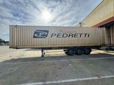 un camion garé devant un bâtiment