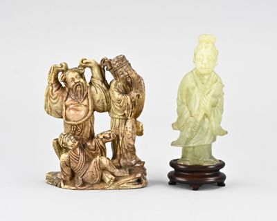 deux figurines chinoises sculptées représentant un homme et une femme, posées sur un socle