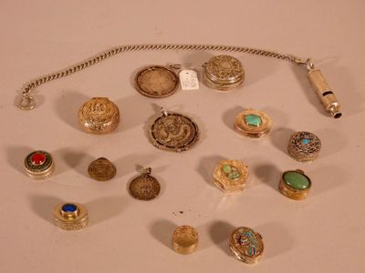 Ensemble de cinq boîtes en argent ornés de jade, turquoise e… - Photo 1