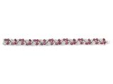 un gros plan d'un bracelet rose et blanc sur fond blanc