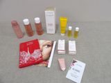 beaucoup de produits de beauté et un livre posés sur une table