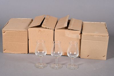Plusieurs verres à vin vides sont posés devant une boîte de verres à vin vides.