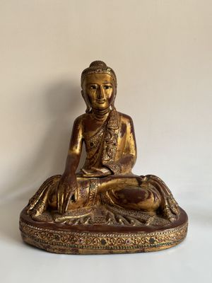 statue en laiton représentant une personne assise en position du lotus