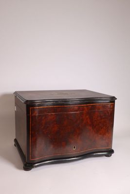 un vieux coffre en bois avec un couvercle en cuir, sur fond blanc