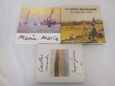 trois livres posés sur une table blanche, avec l'image d'un bateau en arrière-plan