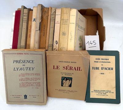 plusieurs livres sont empilés dans une boîte