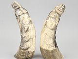 une paire de figurines en ivoire sculpté représentant une femme et un homme