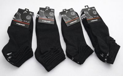 trois paires de chaussettes noires sur fond blanc