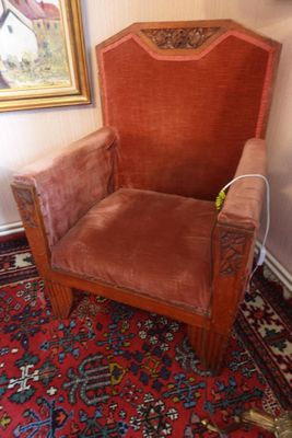 une chaise posée sur un tapis dans une pièce