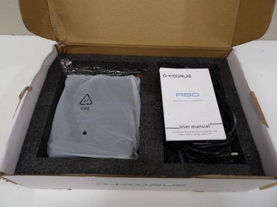 une boîte contenant une télécommande et un chargeur