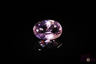 gros plan d'un diamant violet sur une surface noire