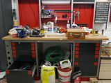 un établi sur lequel sont posés de nombreux outils