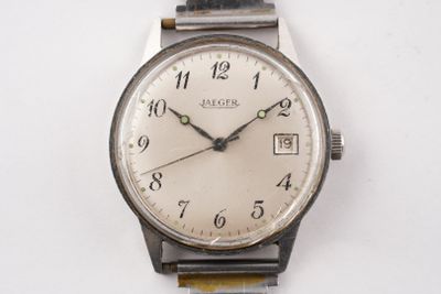 une montre posée sur une surface blanche