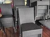 de nombreuses chaises et tables sur la terrasse d'un restaurant