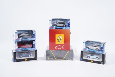 trois petites voitures sont posées sur des boîtes sur une surface blanche