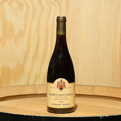 une bouteille de vin posée sur un tonneau