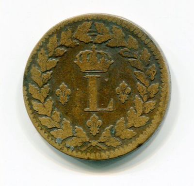 Gros plan sur une pièce de monnaie ornée d'une couronne