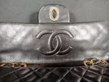 a black purse that has a chain around it