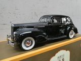 une maquette de voiture noire exposée dans une vitrine