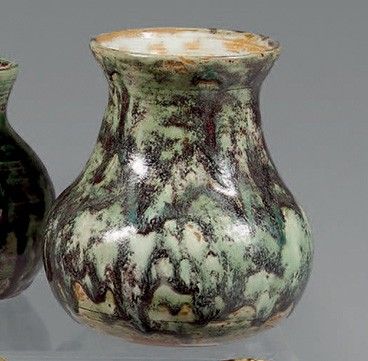 deux vases posés l'un à côté de l'autre sur une table