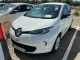 une voiture blanche garée dans un parking