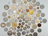 de nombreuses pièces de monnaie de différents types disposées en cercle
