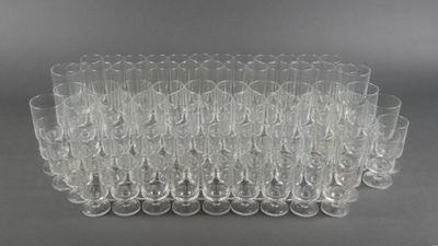 un grand nombre de verres posés sur une table
