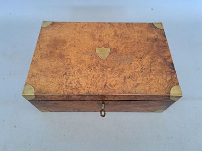 une vieille boîte en bois dont le couvercle est orné de ferrures en laiton