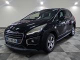 la petite voiture noire est garée dans une grande pièce