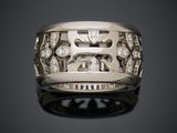 gros plan d'une bague avec des diamants sur une surface noire