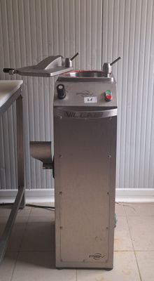 une machine posée sur le sol à côté d'une table