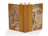 Les deux livres sont empilés l'un sur l'autre sur une surface blanche.