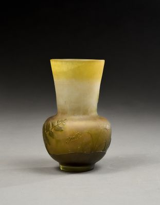Emile GALLE Vase en pâte de verre multicouche, gravé à l’aci…