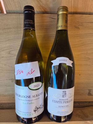 deux bouteilles de vin posées sur une étagère