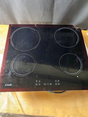 une plaque de cuisson noire équipée de quatre feux