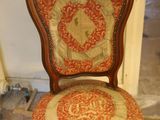 une chaise qui se trouve dans le coin d'une pièce