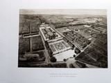 une vieille photo en noir et blanc montrant une vue aérienne d'une ville