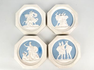 quatre assiettes bleues et blanches représentant un homme à cheval