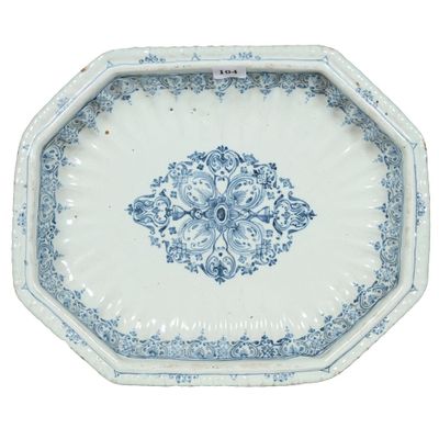une assiette bleue et blanche ornée d'un motif floral