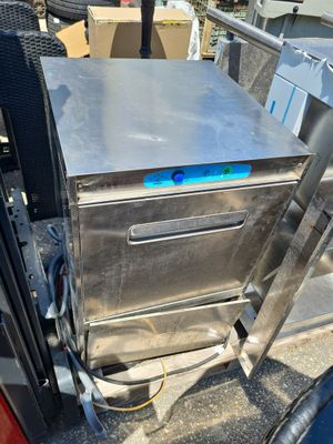 un lave-vaisselle en acier inoxydable posé à l'arrière d'un camion