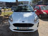 l'avant d'une Ford Fiesta blanche garée sur un parking